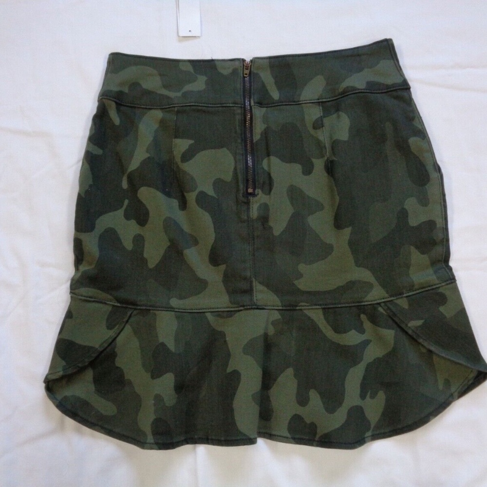 WHITE HOUSE BLACK MARKET SHORT FLIPPY CAMO TRUMPET SKIRT WITH POCKETS SZ 4